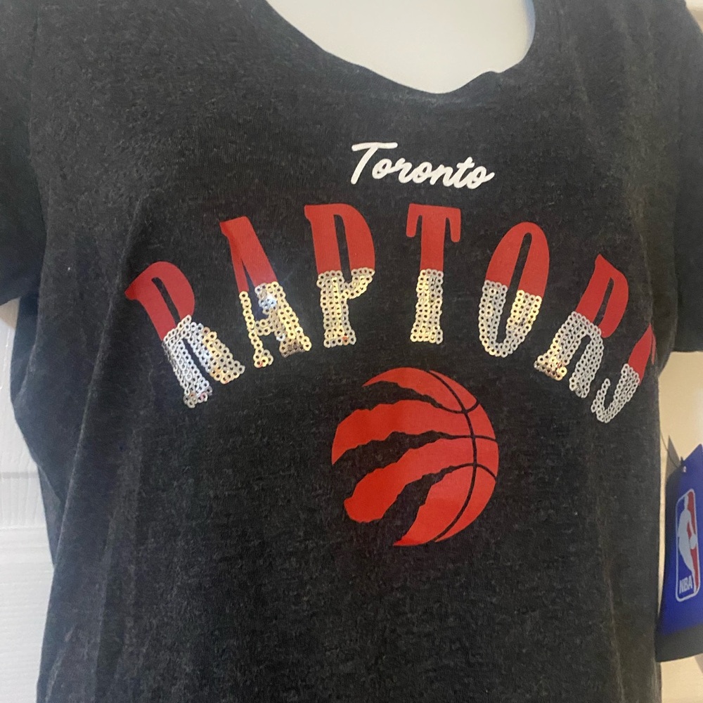 Toronto Raptors NWT Glitter Basketball t-shirt small NBA